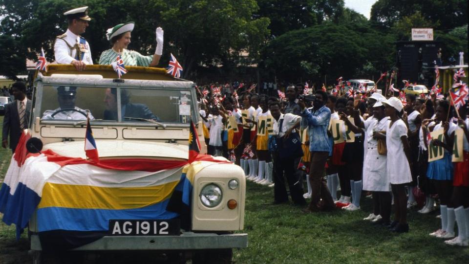 La reina y el duque de Edimburgo durante el desfile real de 1977.