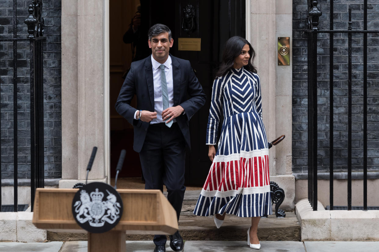 LONDON, UNITED KINGDOM - JULY 05: Outgoing British Prime Minister Rishi Sunak accompanied by his wife Akshata Murty gives a final speech outside 10 Downing Street before travelling to Buckingham Palace to meet King Charles III and officially resign as Prime Minister of the United Kingdom in London, United Kingdom on July 05, 2024. The general election has returned a landslide victory for the Labour Party ending 14 years of Conservative governments in Britain. (Photo by Wiktor Szymanowicz/Anadolu via Getty Images)