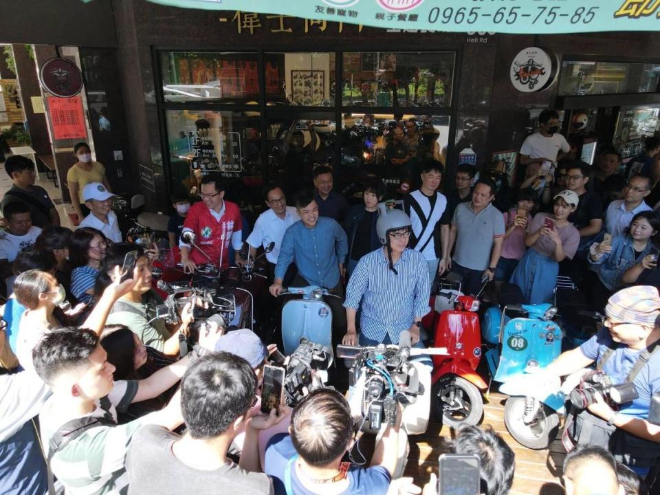 民進黨高雄市長候選人陳其邁戴上瓦斯桶造型的安全帽上路，被發現可能已經違規。（翻攝自陳其邁臉書）