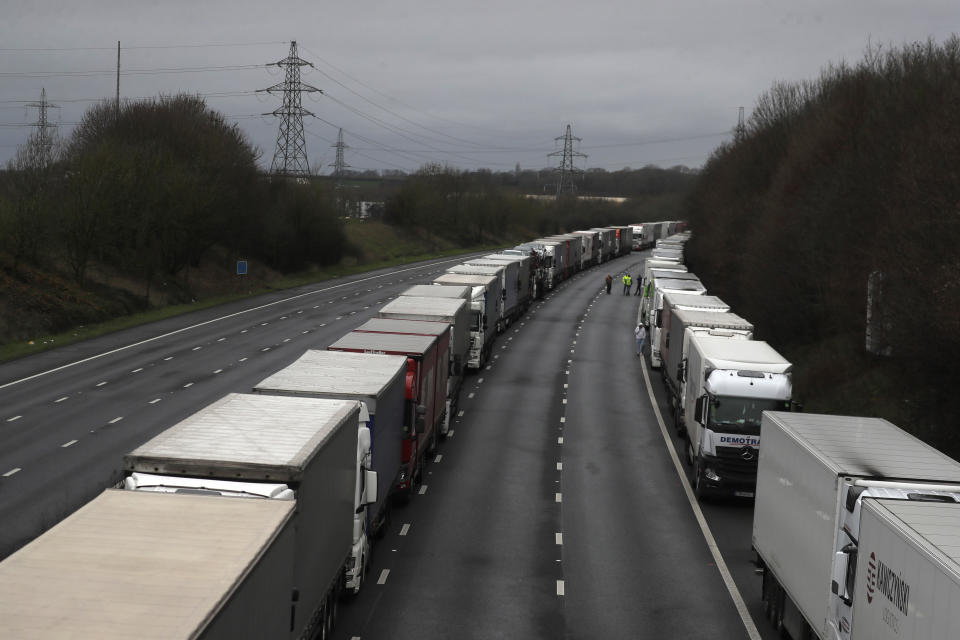 Gli autisti bivaccano in autostrada dopo il blocco a causa della scoperta della nuova variante Covid. Regno Unito isolato, timori per le scorte alimentari ma il premier Johnson rassicura: "Nessun rischio di scaffali vuoti". (Ap Photo)