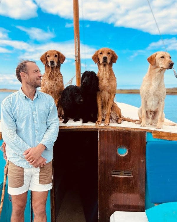 James Middleton con sus cuatro perros 