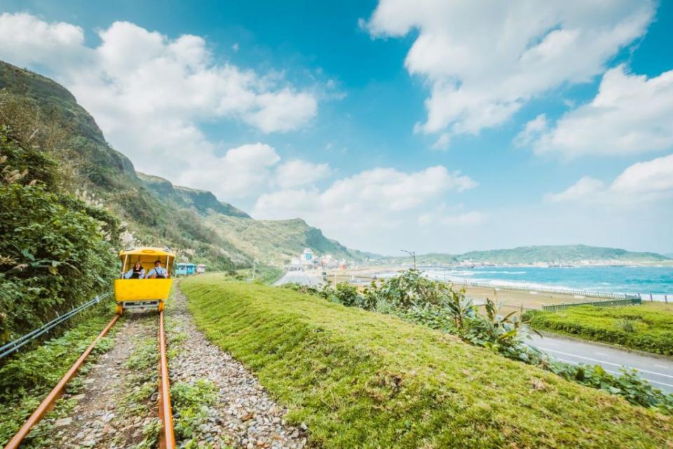 深澳鐵道自行車，海洋主題光隧道加上騎乘於鐵軌上欣賞山海景緻的新玩法，自開放營運以來廣受民眾喜愛。（新北市觀旅局提供）