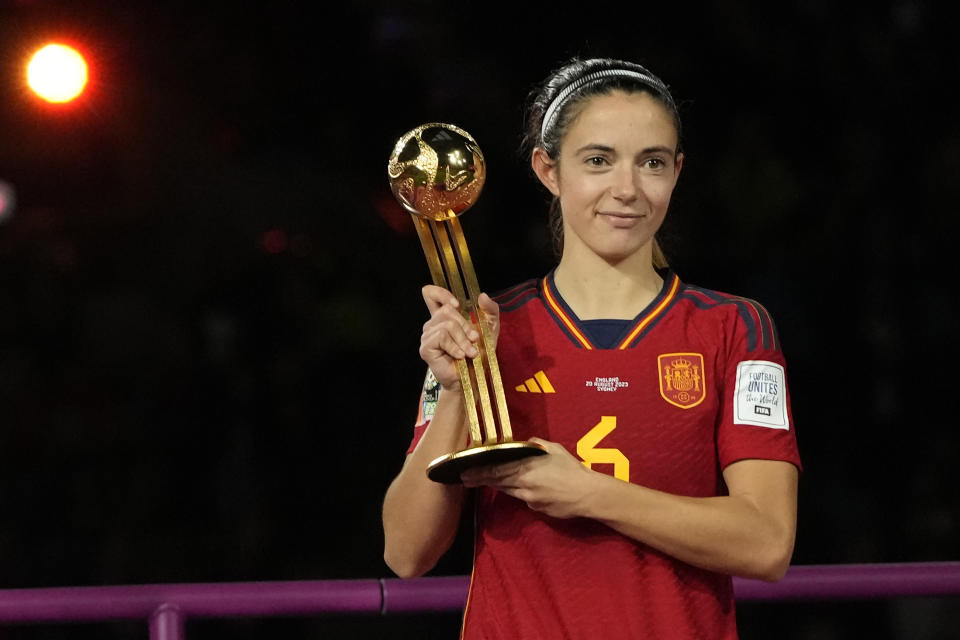 La española Aitana Bonmatí sostiene el trofeo de mejor jugadora del Mundial femenino tras la victoria ante Inglaterra en la final, el domingo 20 de agosto de 2023, en Sydney. (AP Foto/Rick Rycroft)