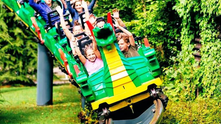 Una montaña rusa en un parque de diversiones de Alemania dejó decenas de heridos