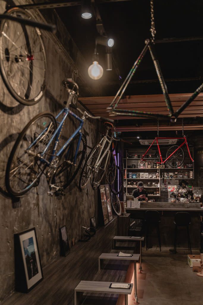 店主喜愛踩單車，店內掛上各式各樣的FIXED GEAR單車，不時成為單車活動的其中一個關卡。
