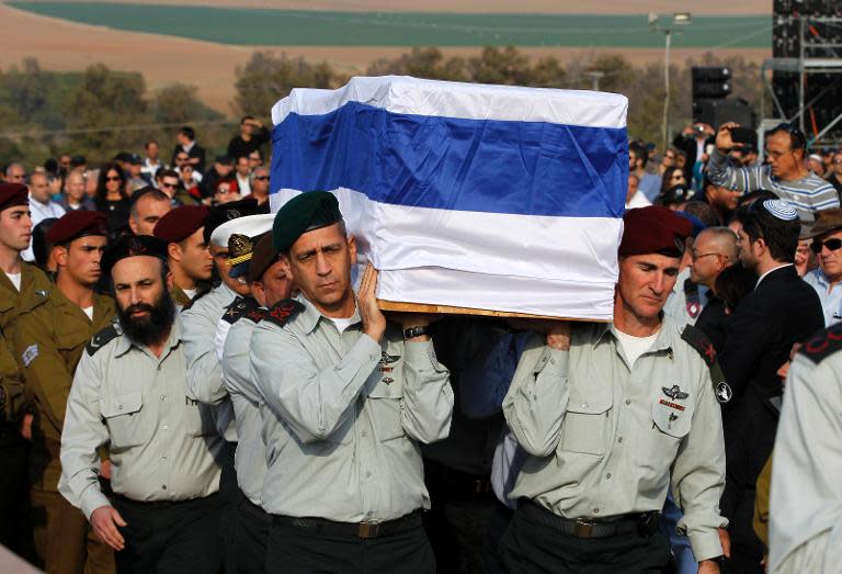 Israeli army officers carry the coffin of former Israeli Prime Minister Ariel Sharon before he is buried next to his second wife Lily, on January 13, 2014 at the family ranch Havat Shikmin, near the Israeli city of Sderot