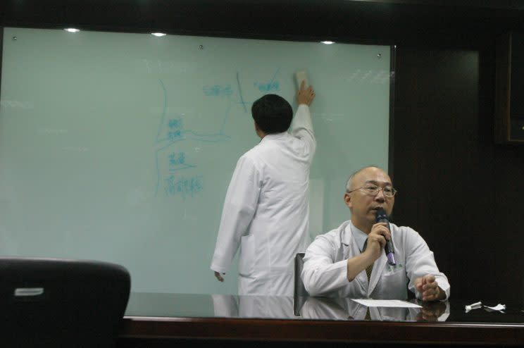 圖說：每件白袍背後都有一個故事，圖為前台南市立醫院院長牟聯瑞醫師，現為義大醫院副院長。