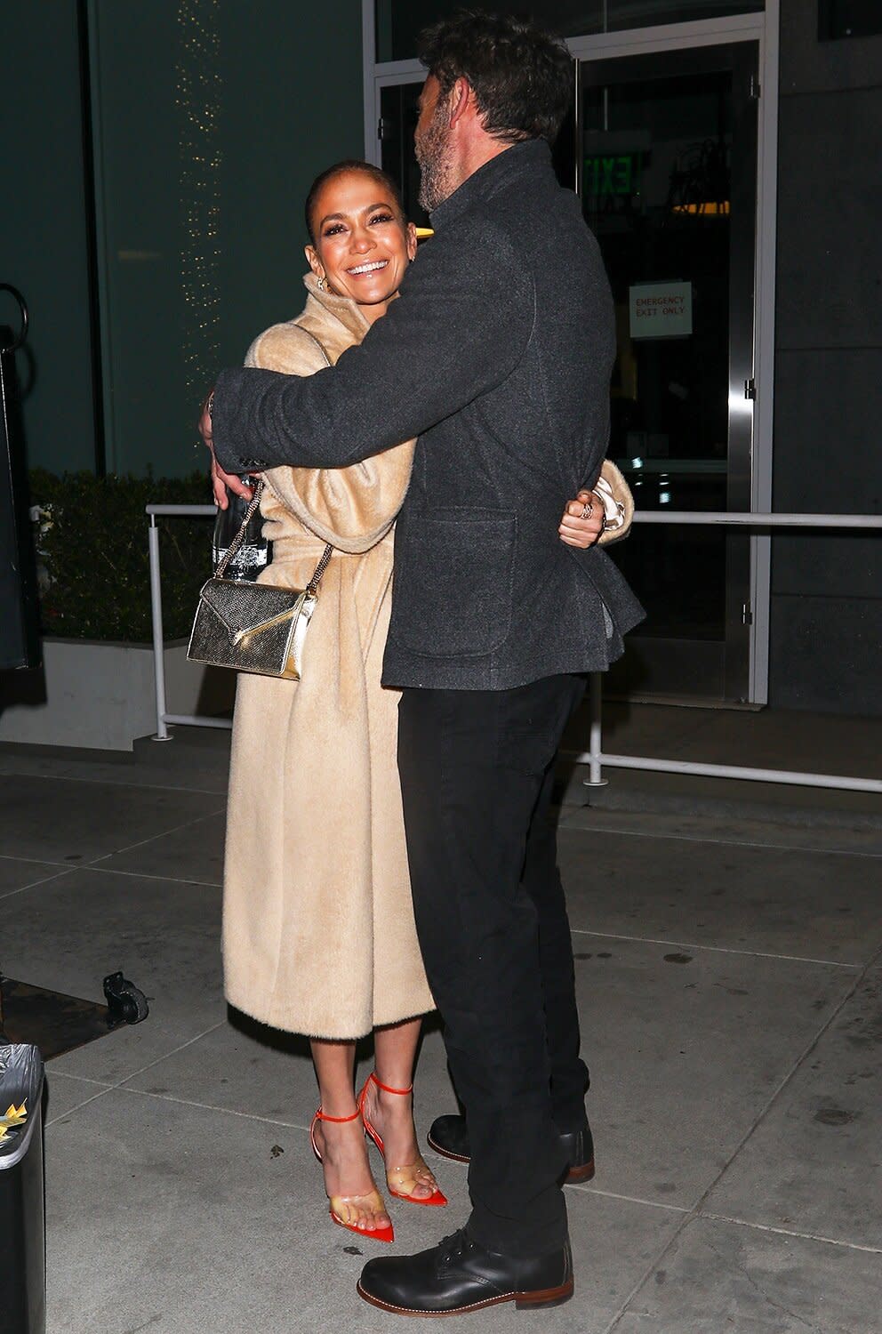 Beverly Hills, CA - *EXCLUSIVE* - Jennifer Lopez and Ben Affleck aren't too shy to flaunt their love for the world. The two lovebirds couldn't keep their hands to themselves as JLO held on tight to Ben while waiting outside. They spent the evening enjoying a romantic dinner date at Spagos Restaurant in Beverly Hills. Pictured: Jennifer Lopez, Ben Affleck BACKGRID USA 28 NOVEMBER 2021