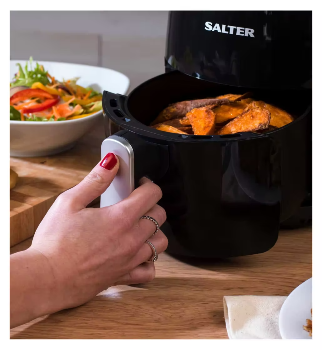 It has a removable non-stick frying rack for simple cleaning. (Salter)