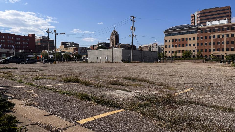 The southeast corner of South Grand Avenue and East Kalamzoo Street in downtown Lansing, pictured Friday, Aug. 18 2023, where plans for a mixed-use housing development is slated according to city housing officials.