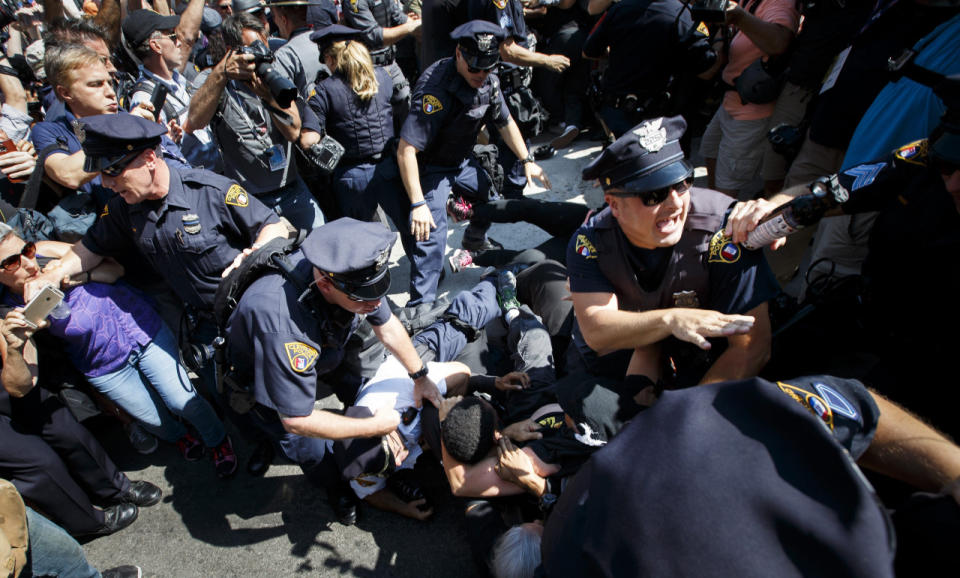 Policías antimotines llegaron al lugar, y se estaban utilizando caballos de la policía con el fin de crear un camino para que la gente que estaba siendo detenida pudiera llegar hasta una camioneta. Foto: EFE/ David Maxwell