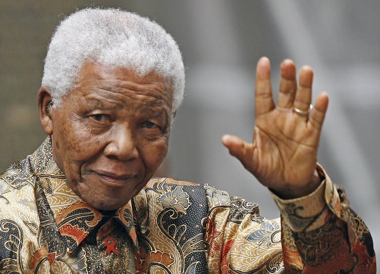 Nelson Mandela waves to the media as he arrives outside No. 10 Downing Street in central London,on August 28, 2007. Mandela's family to solve an increasingly bitter dispute "amicably", weighing in for the first time on a feud over the ailing anti-apartheid icon's final resting place