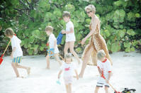 <p>Ein ganz privater Schnappschuss: Diana mit ihren Kindern und deren Freunden im Urlaub auf den Jungferninseln im Jahr 1990. Im luftigen Strandkleid im Leoparden-Print genießt sie den Tag – fernab der königlichen Etikette. </p>