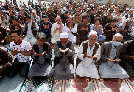 Fieles participan en las oraciones de la mañana para celebrar el primer día de la fiesta musulmana de Eid al-Fitr, que marca el final del mes sagrado del Ramadán, en Kabul, Afganistán, el 15 de junio de 2018. REUTERS / Omar Sobhani