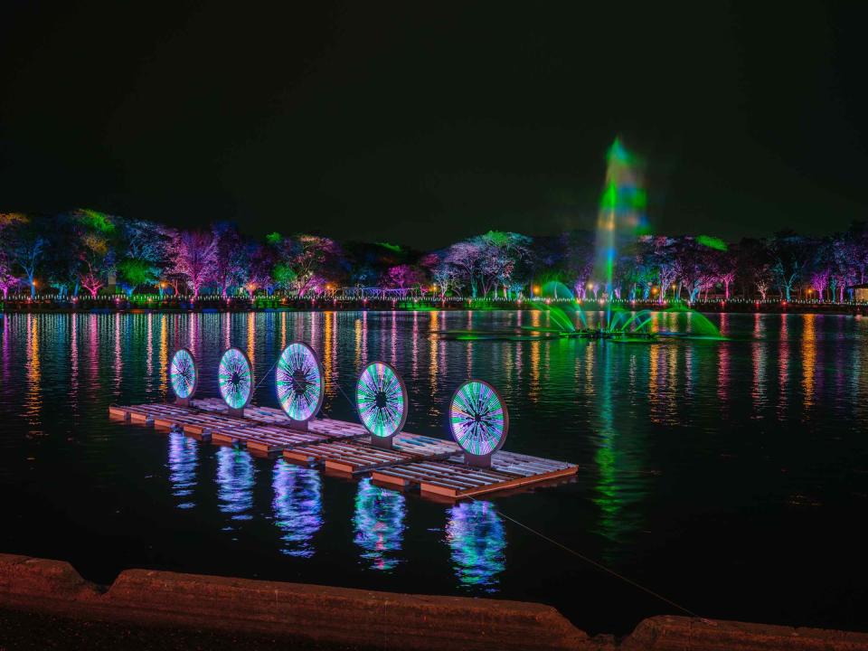 水上噴泉、環湖光造景及藝術創作，夜間氣氛如夢似幻。（圖片來源：台南觀旅局）