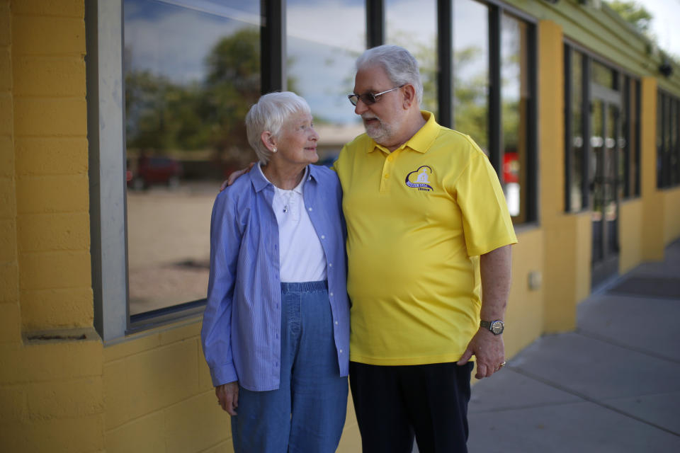 Marshall Militano y su esposa Sarah fotografiados después de un servicio religioso en Phoenix el 15 de marzo del 2020. Militano renunció al partido republicano y se afilió al demócrata en repudio por la gestión de Donald Trump. "No hemos hecho nada en este país en los últimos cuatro años, solo propagar el odio”, dijo Militano. (AP Photo/Darío López-Mills)