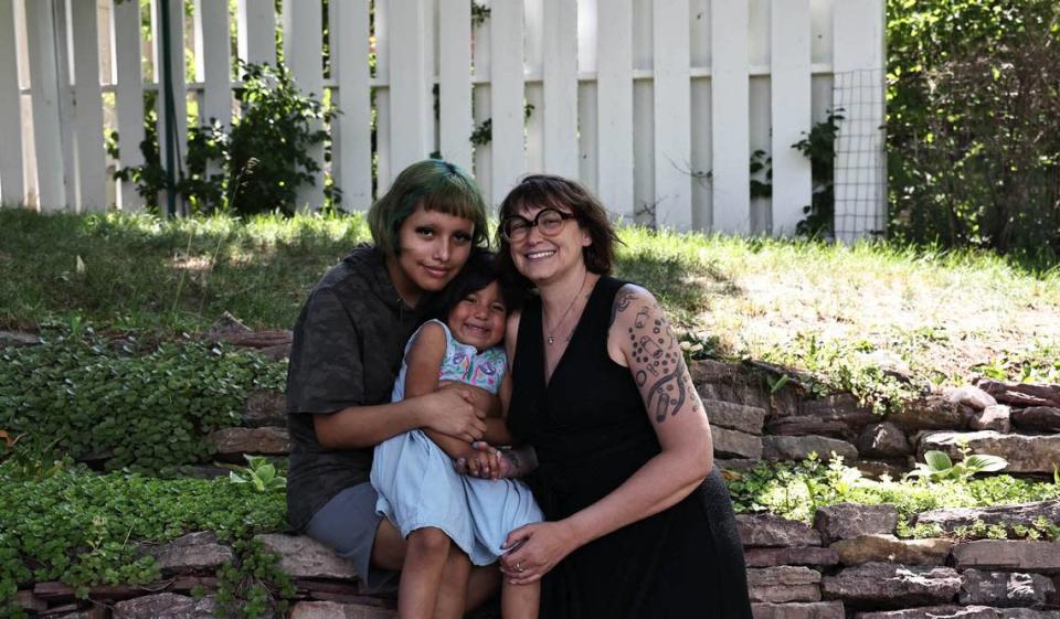 'Mi médico me salvó la vida, pero las facturas médicas están robando la vida de mis hijos', dice Jeni Rae Peters, en la foto con sus hijas, Braelyn Featherman (izquierda) y Lisha Jane Featherman. (Dawnee LeBeau para KHN y NPR)