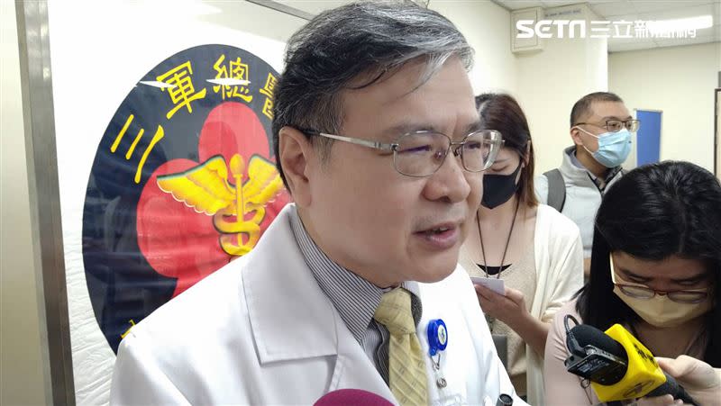 三總血液腫瘤科主治醫師陳宇欽表示，張先生是三總首例使用該技術的成功成人個案。（圖／記者黃仲丘攝影）