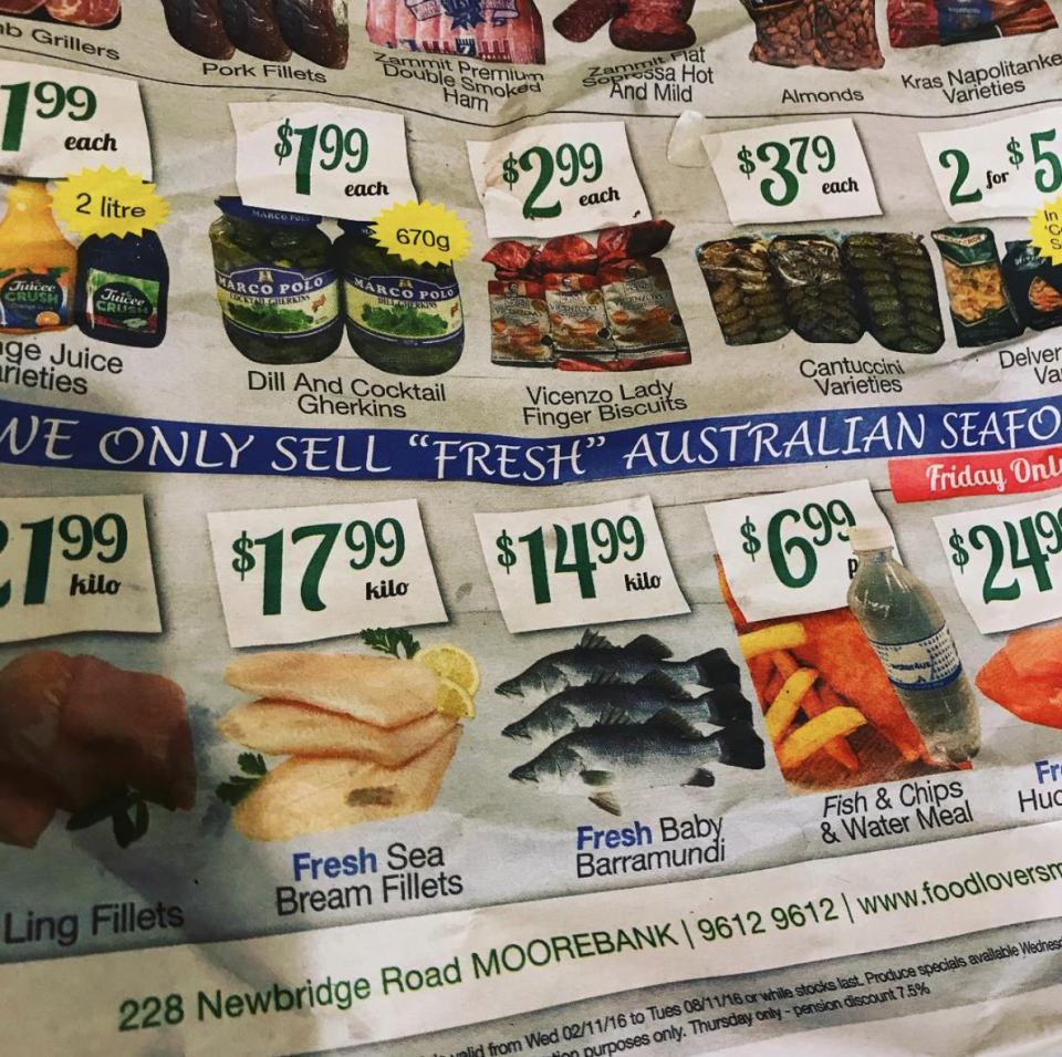 <p>Bei Fisch geht es vor allem um eines: Frische. Fauliger Fisch schmeckt zum einen nicht sonderlich gut, zum anderen ist er ein direktes Ticket ins Krankenhaus. Wenn ein Supermarkt also mit „frischem“ Fisch wirbt, sollte man sich zweimal überlegen, ob man seinen Einkauf nicht besser an einem anderen Ort vornimmt. (Bild: Instagram / stephaniecliffordsmit) </p>