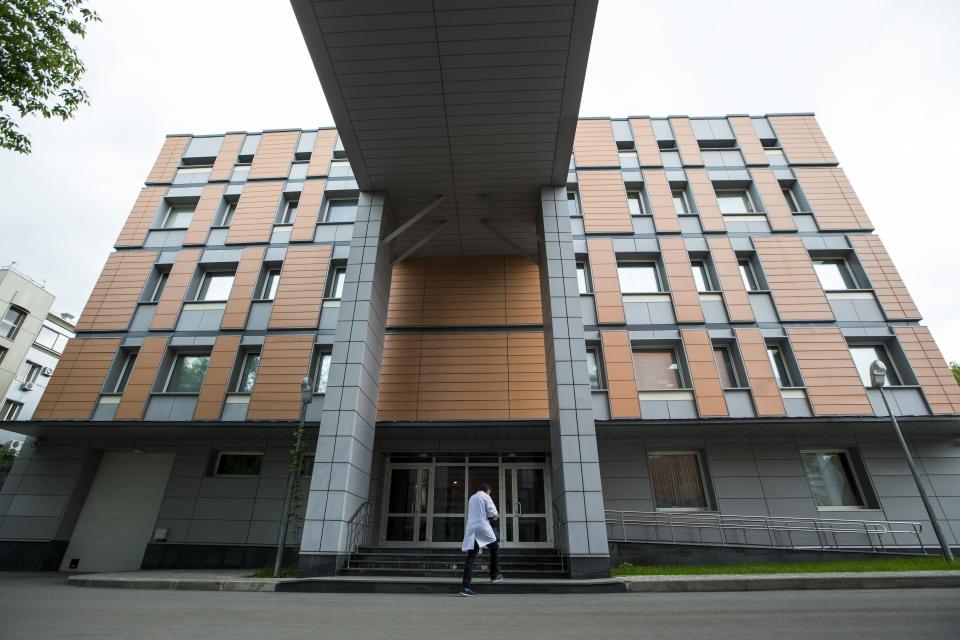 ARCHIVO - En esta foto del 24 de mayo del 2016, un empleado entra al edificio del laboratorio nacional de análisis de dopaje de Rusia en Moscú. La Agencia Mundial Antidopaje confirmó que los partidos que Rusia tiene previsto organizar para la Eurocopa de fútbol el año próximo no serán afectados por la recomendación de que el país sea vetado como anfitrión de grandes competiciones deportivas. (AP Foto/Alexander Zemlianichenko)