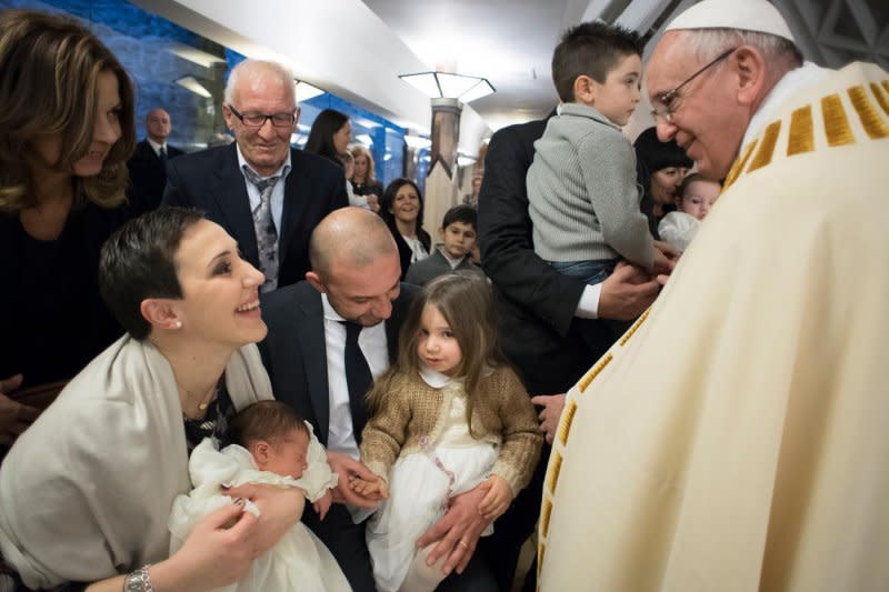 教宗方濟各為義大利中部地震災區的新生兒受洗（AP）