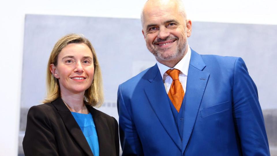 Federica Mogherini mit dem albanischen Ministerpräsidenten Edi Rama: Die EU-Außenbeauftragte sieht Reformfortschritte des Landes. Foto: Armando Babani/EPA