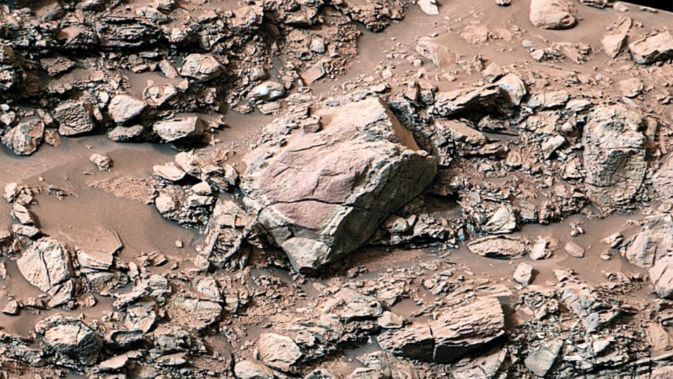 While exploring Gediz Vallis channel in May, Curiosity spied rocks with a pale color near their edges. These rings, called halos, resemble markings seen on Earth when groundwater leaks into rocks along fractures. - NASA/JPL-Caltech/MSSS