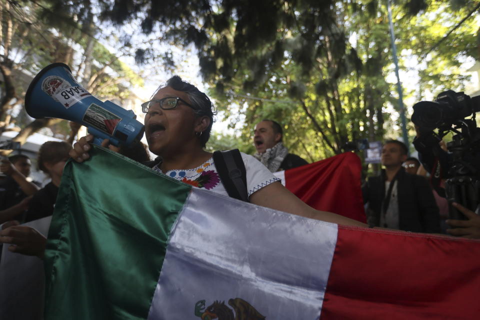 Manifestantes afuera de la embajada de Ecuador en Ciudad de México, el sábado 6 de abril de 2024. (AP Foto/Ginnette Riquelme)