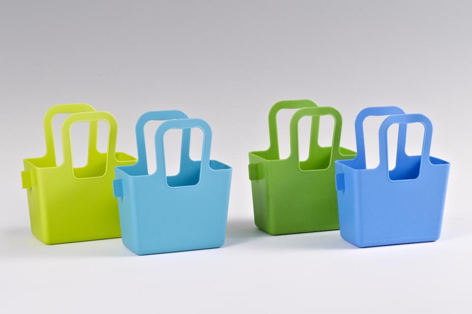 <p>Das Unternehmen Koziol aus Erbach bei Heidelberg produziert diese farbenfrohen Kunststofftaschen (links). Eine chinesische Produktionsfirma hat sie bis auf minimale Änderungen kopiert, ein indonesischer Vertrieb verschickt die Stücke. (Bild: Aktion Plagiarius e.V.) </p>