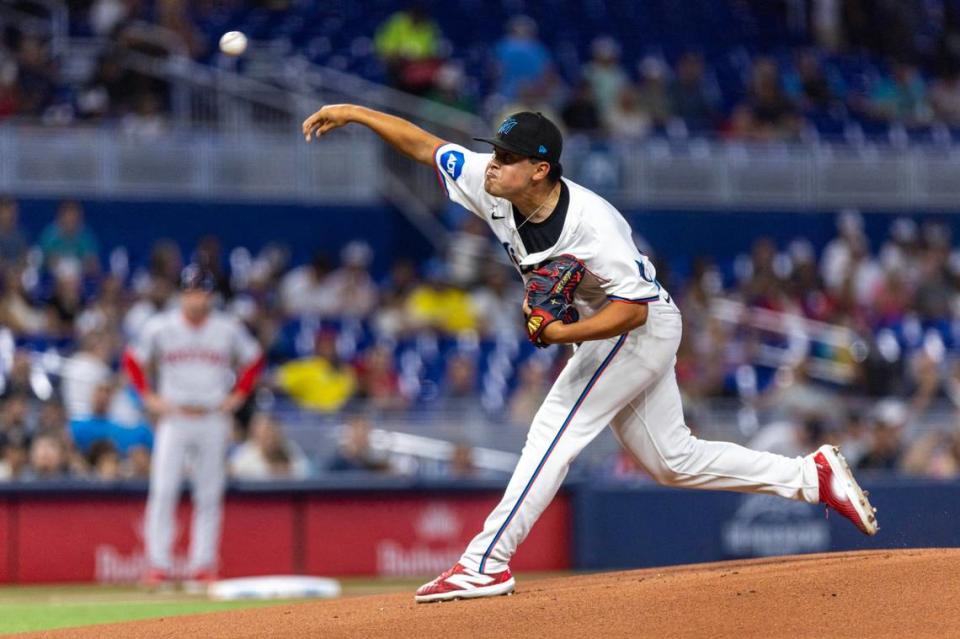 El abridor de los Marlins Valente Bellozo lanza en el primer inning del partido ante los Medias Rojas de Boston, celebrado el 2 de julio de 2024 en Miami.