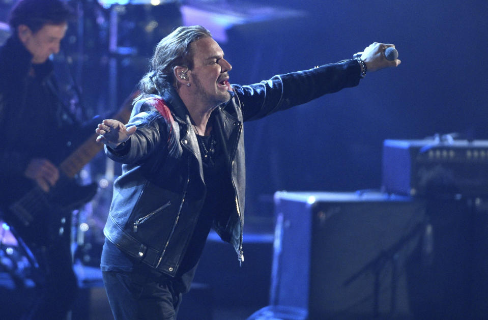 Fher Olvera, de la banda Maná, laureada como Persona del Año, actúa en la ceremonia de los Latin Grammy el jueves 15 de noviembre del 2018 en el MGM Grand Garden Arena en Las Vegas. (Foto por Chris Pizzello/Invision/AP)