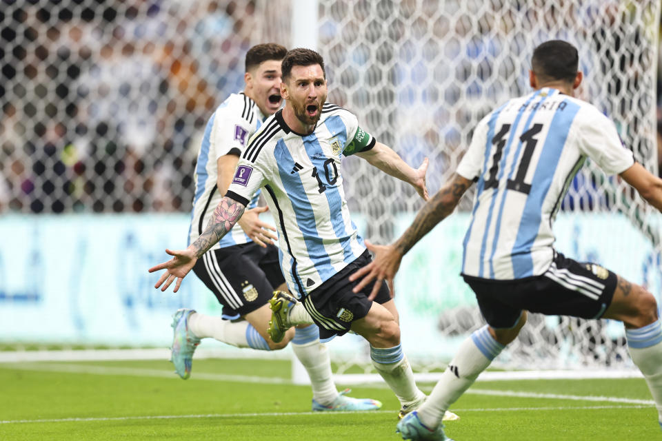 Lionel Messi也以生涯第8顆在世界盃進球，追平隊史傳奇Diego Maradona！(Photo by Robbie Jay Barratt - AMA/Getty Images)