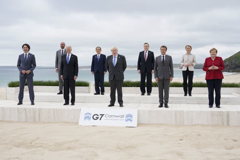 Los líderes del G7 posan para una foto de grupo con vistas al mar en el hotel Carbis Bay, en St. Ives, Cornualles, Inglaterra, el viernes 11 de junio de 2021. De izquierda a derecha, el primer ministro de Canadá, Justin Trudeau; el presidente del Consejo Europeo, Charles Michel; el presidente de Estados Unidos, Joe Biden; el primer ministro de Japón, Yoshihide Suga; el primer ministro británico, Boris Johnson; el primer ministro de Italia, Mario Draghi; el presidente de Francia, Emmanuel Macron; la presidenta de la Comisión Europea, Ursula von der Leyen, y la canciller de Alemania, Angela Merkel. (AP Foto/Patrick Semansky, Pool)