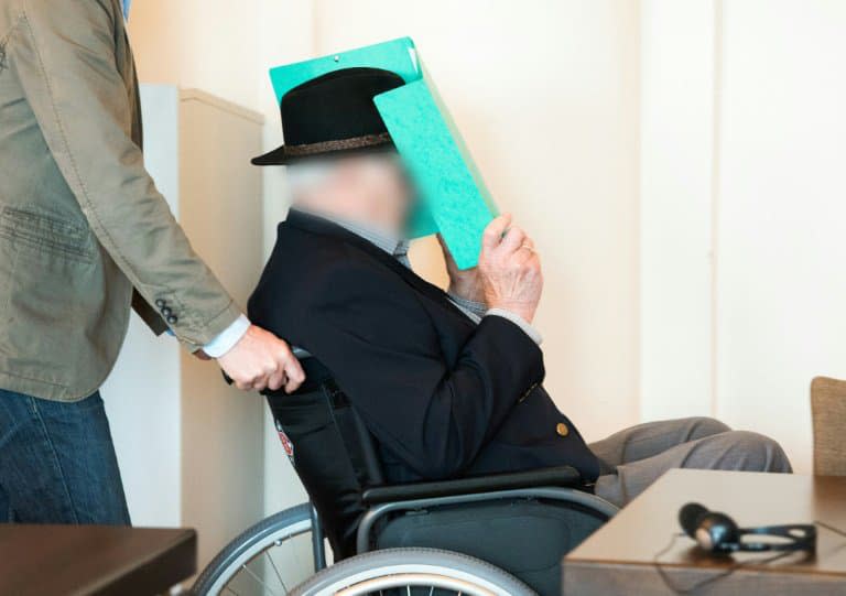 L'ancien SS Bruno Dey, 95 ans, ex-gardien du camp de concentration de Stuthoff, arrive à une audience de son procès à Hambourg, le 25 mai 2020  - Daniel Bockwoldt © 2019 AFP