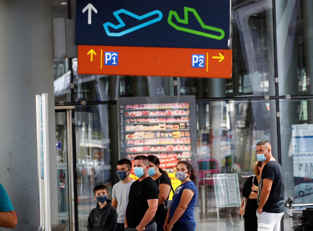 Reisende am Flughafen Köln-Bonn (Bild: Reuters/Wolfgang Rattay)