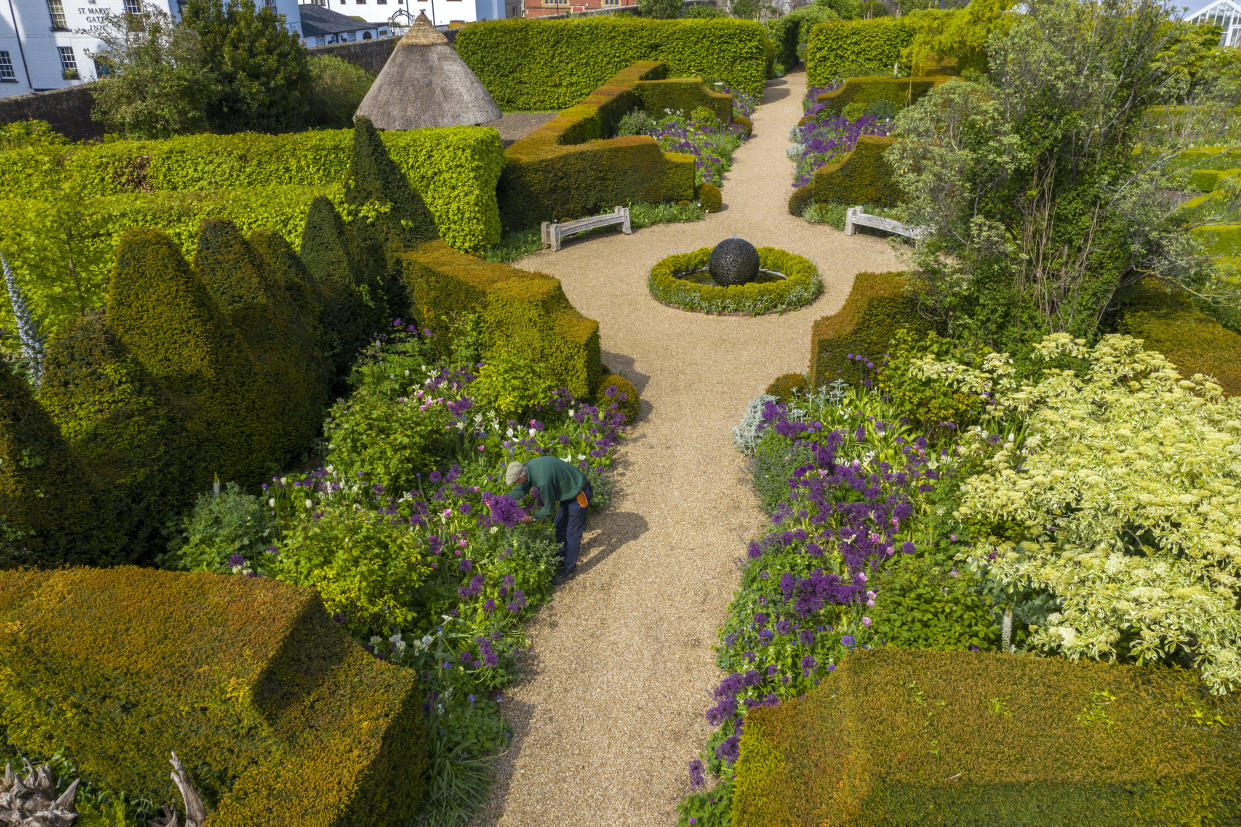 Martin Duncan, head gardener at Arundel Castle in Sussex, works on the estate gardens, as the UK enjoys warm temperatures and bright sunshine over the bank holiday weekend. (Photo by Steve Parsons/PA Images via Getty Images)