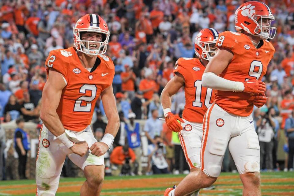 Clemson tight end Jake Briningstool (9) is a main target of quarterback Cade Klubnik (2) in the Tigers passing game.