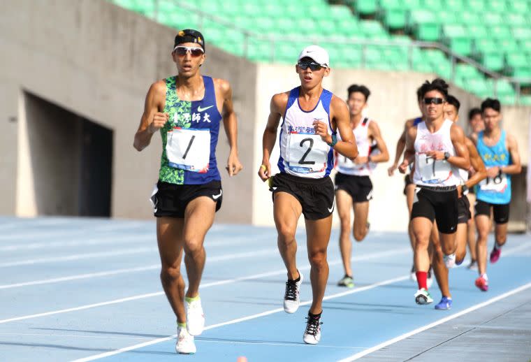 公開男生5000公尺決賽，臺灣師大李奇儒14:54.64連莊。林嘉欣／攝影。