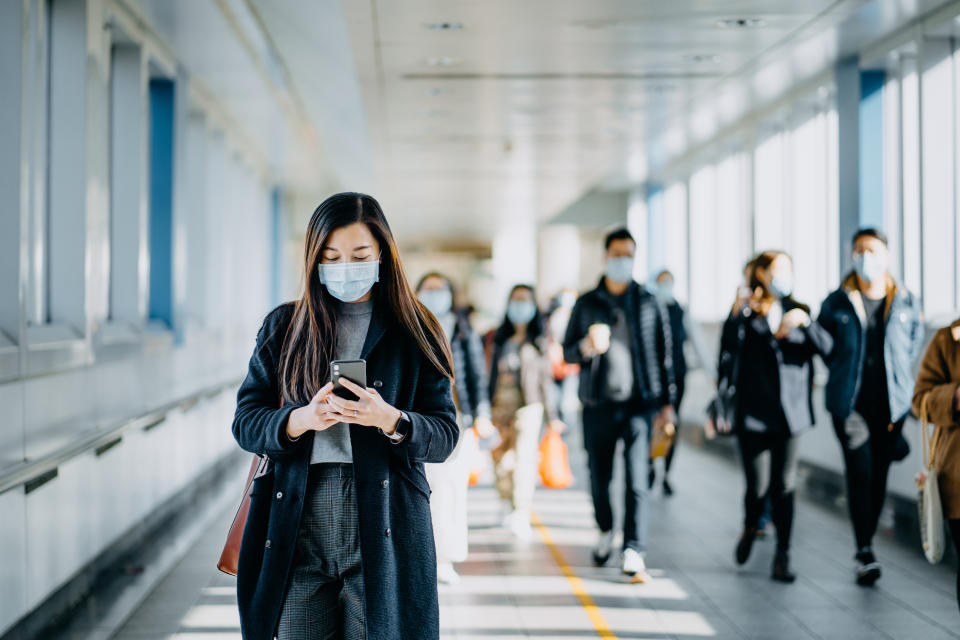 Medidas protectoras en lugares con aglomeraciones. Foto: Getty Images. 