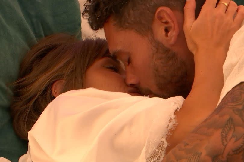 Georgia Steel and Callum Jones kissing on Love Island