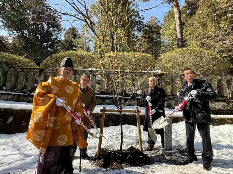 百年前日皇太子在台植櫻 櫻花返鄉深化台日友好 由台日民間合力推動的昭和天皇櫻花返鄉活動，4日 在日本靜岡縣小國神社及山梨縣的北口本宮富士淺間 神社舉行植樹與揭碑儀式。圖為推動昭和櫻返鄉活動 要角張茂森（左2）、全日本台灣連合會會長趙中正 （右2）、駐日代表謝長廷（右）及山梨縣北口本宮 富士淺間神社宮司上文司厚（左1）。 （全日本台灣連合會提供） 中央社記者楊明珠東京傳真  113年3月5日 