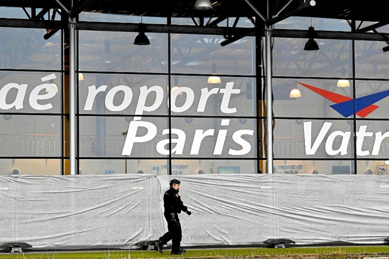 Selon la préfecture de la Marne, 276 passagers sur les 303 Indiens initialement présents dans cet avion ont pris la route pour l'Inde.  - Credit:FRANCOIS NASCIMBENI / AFP