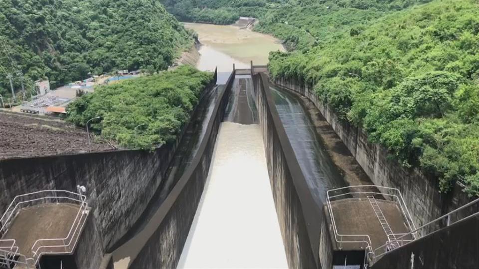 睽違2年！ 曾文水庫洩洪壯觀　遊客爭相目睹