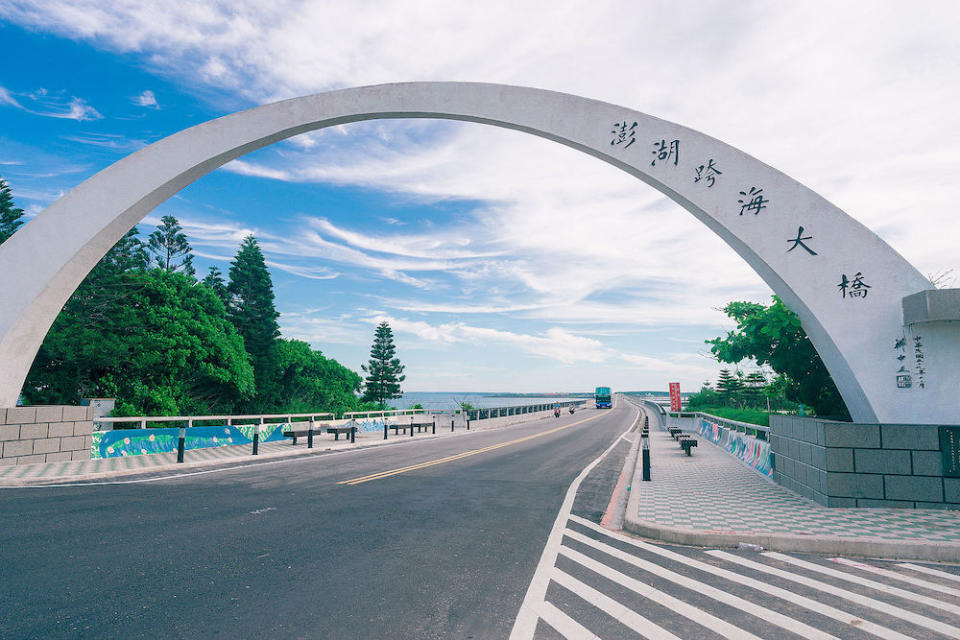 台灣最長的跨海大橋(Photo via Wikimedia, by (Wei-Te Wong), License: CC BY-SA 2.0，圖片來源：https://zh.wikipedia.org/wiki/File:Penghu_Great_Bridge_20150619.jpg)