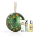 Et si vous accrochiez discrètement une boule de Noël un peu particulière à votre sapin ? C’est la bonne idée proposée par la griffe provençale L’Occitane. À l’intérieur, se cachent une huile de douche, un concentré de lait d’amande pour bichonner vos gambettes et une crème pour les mains asséchées par l’hiver. Le tout en format voyage, idéal pour emporter en week-end ou en escapade improvisée. Disponible sur fr.loccitane.com et en boutique, 12,50 €.