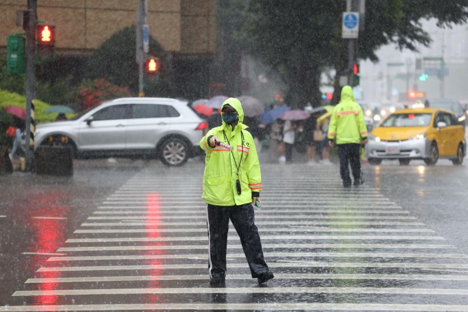 台北市上班時間下起大雨。廖瑞祥攝