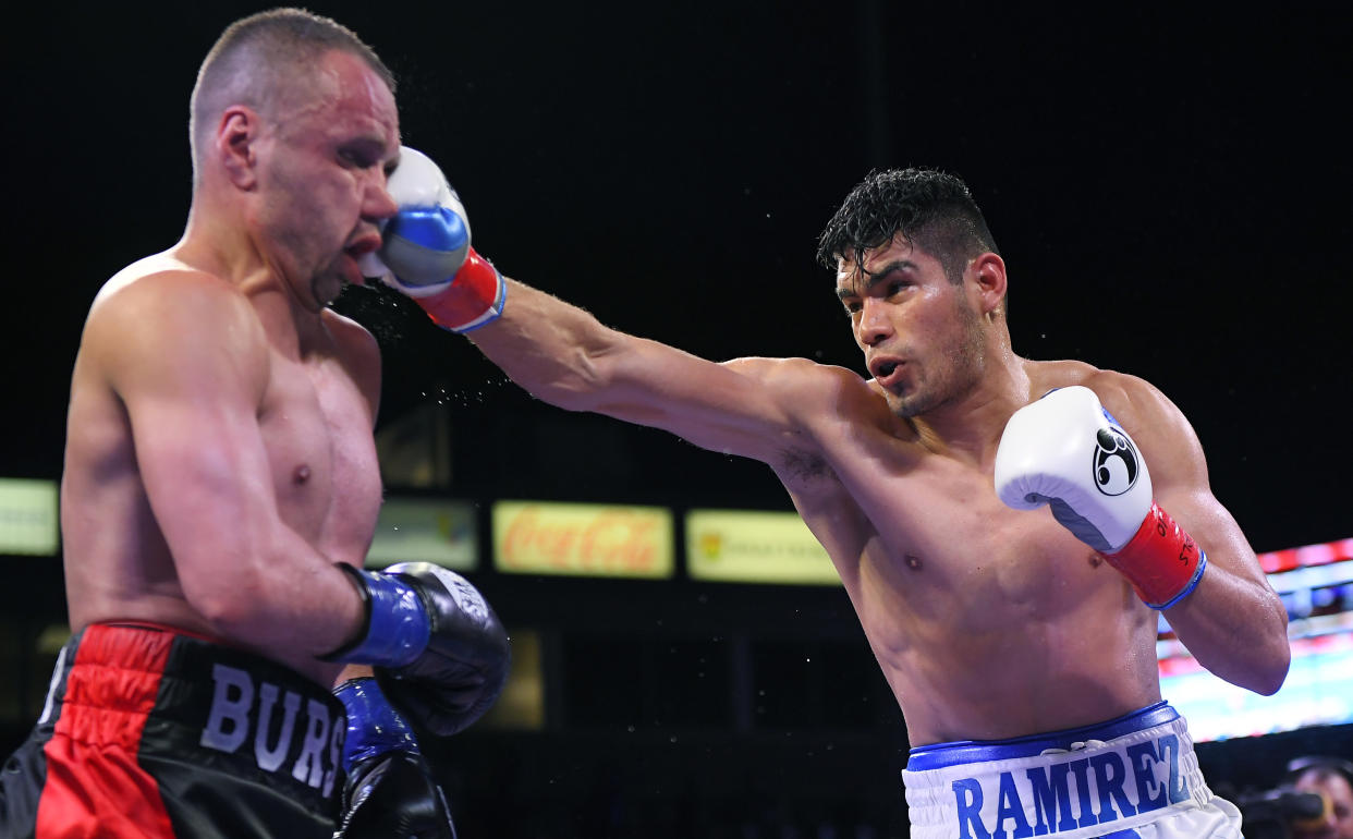 El boxeador mexicano Gilberto 'Zurdo' Ramírez conecta un golpe a Maxim Bursak de Ucrania durante una pelea de peso supermediano por el campeonato mundial de la OMB, el sábado 22 de abril de 2017. (Foto: AP Photo/Mark J. Terrill)