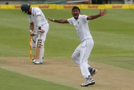 Cricket - Sri Lanka v South Africa - Second Test cricket match - Newlands Stadium, Cape Town, South Africa - 02/01/2017. Sri Lanka's Suranga Lakmal appeals unsuccessfully for the wicket of South Africa's Hashim Amla. REUTERS/Mike Hutchings