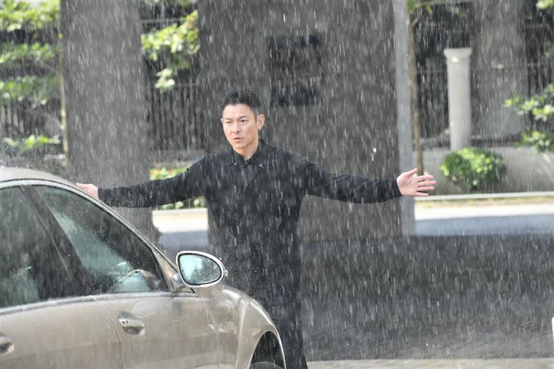 華仔拼命大雨中攔車。（圖／双喜電影提供）。