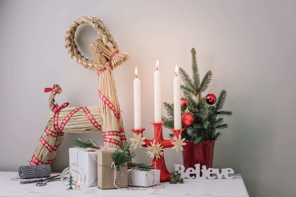 Größere Julböcke werden besonders in Skandinavien in der Weihnachtszeit auf den zentralen Plätzen der Städte errichtet. (Bild: Getty Images)